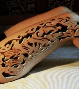 tatuaggio finto sulla gamba
