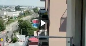 video amante si lancia dal balcone salerno